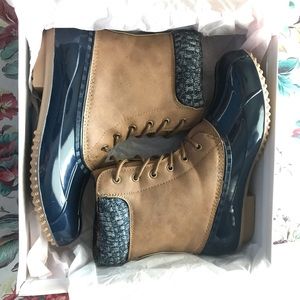 NEW in box Women’s Duck Boots Size 9